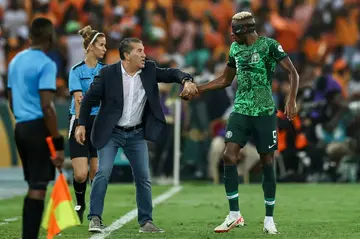 Nigeria's Portuguese coach Jose Peseiro (C) talks to star forward Victor Osimhen (R) during the Africa Cup of Nations final against Ivory Coast on February 11, 2024