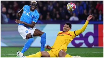 Victor Osimhen and Ronald Araujo compete for the ball during the Champions League football match between SSC Napoli and FC Barcelona. Photo: Cesare Purini.