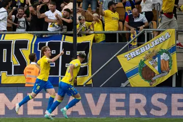 Cadiz's Spanish midfielder Alex Fernandez (L) celebrates after scoring his team's second goal against Atletico