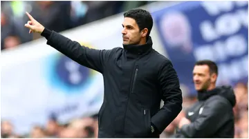 Mikel Arteta gestures from the touchline during the Premier League match between Tottenham Hotspur and Arsenal FC at Tottenham Hotspur Stadium. Photo by Chris Brunskill.