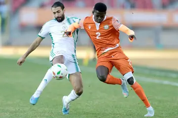 Algeria forward Youcef Laouafi (L) contests possession with Niger defender Adamou Djibo during an African Nations Championship semi-final in Oran