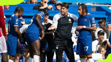 LiChelsea's head coach, Mauricio Pochettino, instructs his players during a Premier League match