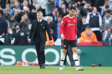 Solskjaer stops Ronaldo from storming off the pitch after Man United lost to Leicester City