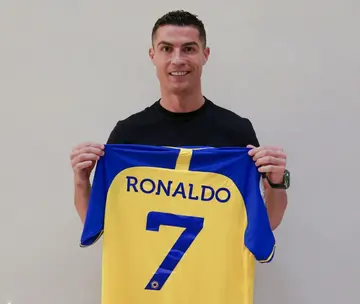 Cristiano Ronaldo posing with his new Al Nassr number seven jersey