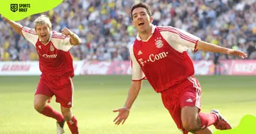Bayern Munich's Roy Makaay (right) celebrates a goal.