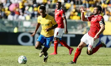Mamelodi Sundowns midfielder Themba Zwane (L) playing against Egyptian outfit Al Ahly in the CAF Champions League.