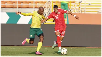 Khuliso Mudau fights for the ball during the Africa Cup of Nations 2023 Group E match between South Africa and Tunisia. Photo: Fadel Senna. 