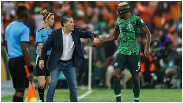 Victor Osimhen speaks with Jose Peseiro during the Africa Cup of Nations 2023 final football match between Ivory Coast and Nigeria. Photo: Franck Fife. 
