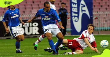 Napoli's Edmundo (front) in action