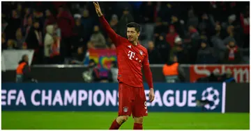 Robert Lewandowski waves to the public during the UEFA Champions League group B match between Bayern and Olympiacos at Allianz Arena. Photo by Bruno de Carvalho.