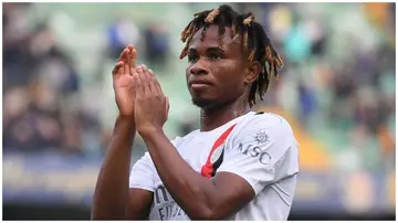 Samuel Chukwueze applauds his fans during the Serie A match between Hellas Verona FC and AC Milan. Photo: Alessandro Sabattini.