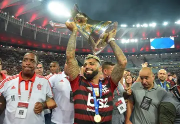 Gabigol holds up the Brasileiro trophy in 2019