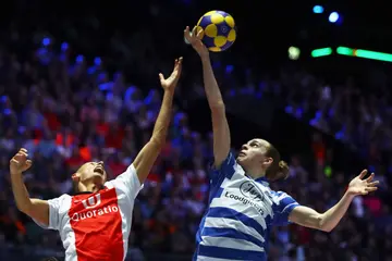 Nick Pikaar battles for the ball with Frank Mostard