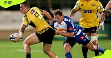 Hurricanes' TJ Perenara (l) is tackled by Deon Fourie of the Stormers (c).