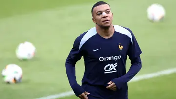 Kylian Mbappe, France, Austria, Kevin Danso, broken nose, Netherlands, training, protective mask, bandaged.