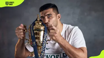 Damian de Allende holds Webb Ellis Cup