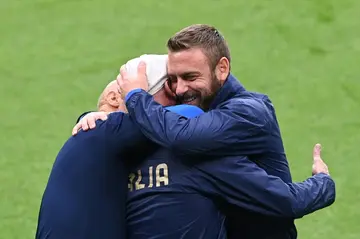 Daniele De Rossi (R) was one of Roberto Mancini's assistant coaches for Italy's Euro 2020 triumph