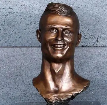 Sculptor of weird Cristtiano Ronaldo sculpture attacks critics