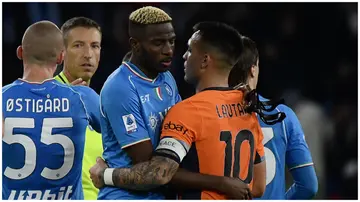 Victor Osimhen greets Lautaro Martinez at the end of the Italian Serie A football match between Napoli and Inter Milan. Photo: Filippo Monteforte.