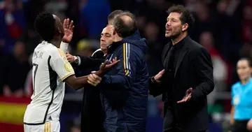 Vinicius Junior and Diego Simeone had to be separated after a confrontation.