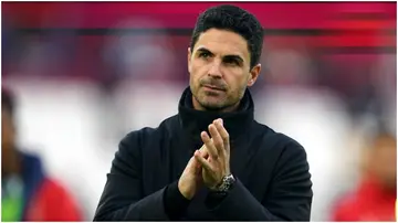 Mikel Arteta applauds the fans after the final whistle in Arsenal's Premier League match vs West Ham at the London Stadium. Photo by Adam Davy.