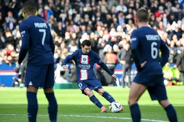 Lionel Messi scores the late free-kick that gave PSG a 4-3 win over Lille