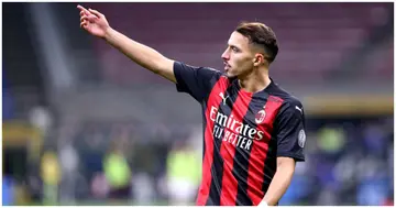 Ismael Bennacer, AC Milan, Donny van de Beek, Man United, Old Trafford, Premier League, San Siro, Serie A.