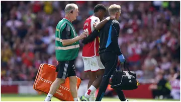 Jurrien Timber leaves the field after picking up an injury during the Premier League match between Arsenal and Nottingham at the Emirates Stadium. Photo by Adam Davy.