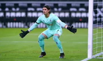 Bayern Munich have signed Gladbach goalkeeper Yann Sommer to replace the injured Manuel Neuer.