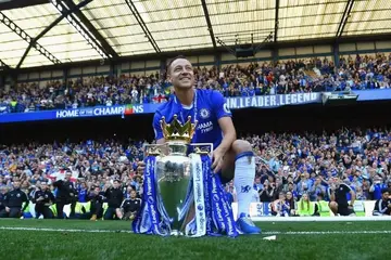 Chelsea legend John Terry poses with the Premier League trophy. Photo: Getty Image.
