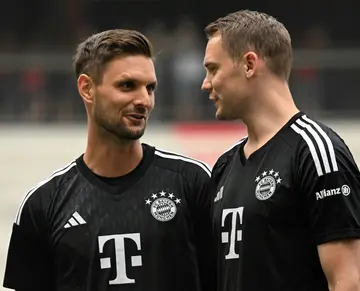 Bayern Munich's goalkeepers Manuel Neuer (R) and Sven Ulreich (L) talk at team training