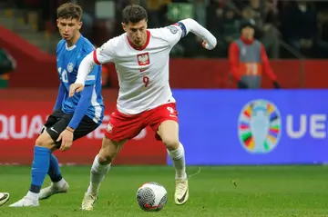 Poland's forward Robert Lewandowski (R)