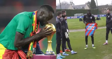 Cheikhou Kouyaté kissing the AFCON title after Senegal's triumph. Credit: @Fsfofficielle @CPFC