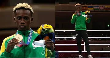 The moment we've all been waiting for! Samuel Takyi presented with bronze medal
