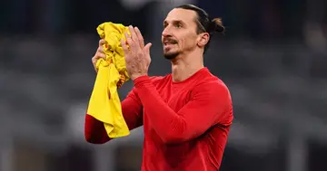 Zlatan Ibrahimovic thanks supporters during the UEFA Champions League group B match between AC Milan and Liverpool FC (Photo by Marcio Machado)