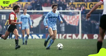 Johan Cruyff (c) in action.