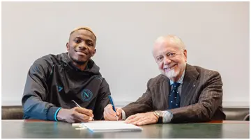 Victor Osimhen signing a new contract with Napoli. Photo: @sscnapoli.