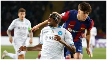 Barcelona defender, Pau Cubarsi, outmuscled Napoli's Victor Osimhen. Photo: Ciro De Luca.