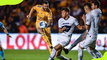 Andre Pierre playing against Pumas in Liga MX