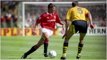 Man United legend Roy Keane bypasses Andrew Linighan in the Charity Shield at Wembley