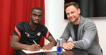 Solomon Bonnah signing professional contract. SOURCE: Twitter/ @RBLeipzig