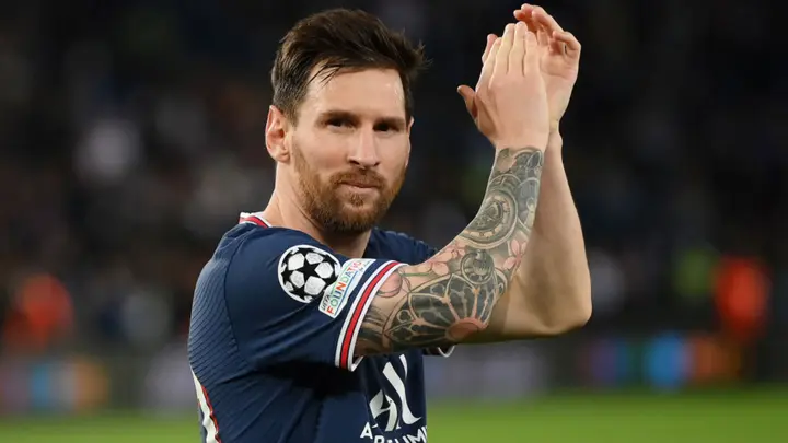 Lionel Messi applauds fans during the UEFA Champions League match between Paris Saint-Germain and Manchester City at Parc des Princes. Photo by Matthias Hangst.