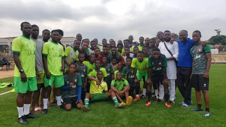 Oghenekaro Etebo and Remo Stars players.
