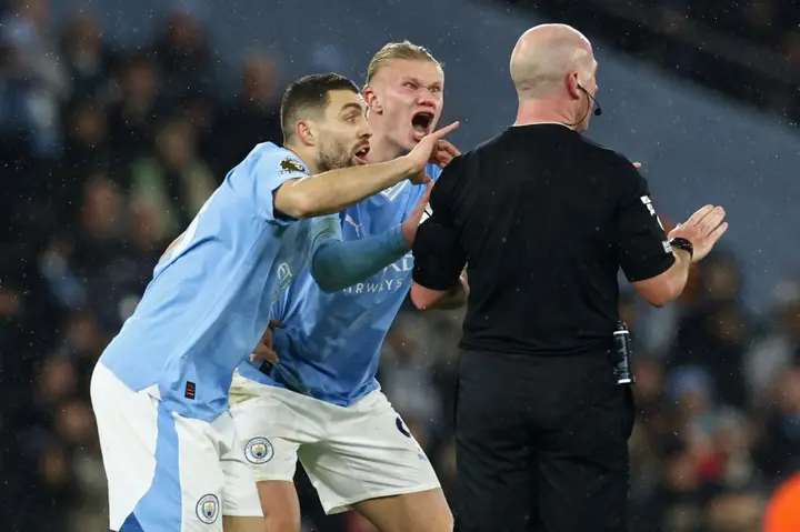 Manchester City forward Erling Haaland (centre) appeals to English referee Simon Hooper during the match against Tottenham