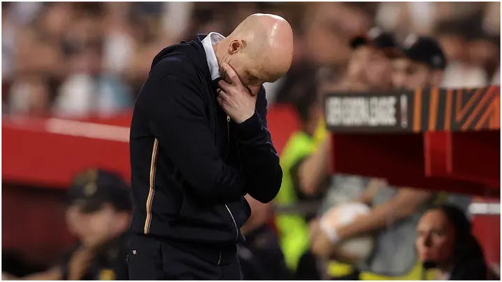 Erik ten Hag looks dejected during the UEFA Europa League match between Sevilla FC and Manchester United. Photo by Gonzalo Arroyo Moreno.