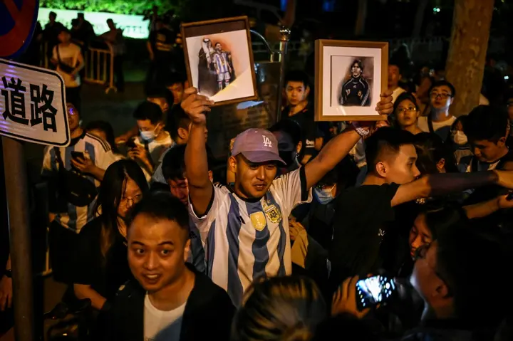 Chinese fans try to catch a glimpse of the Argentina team