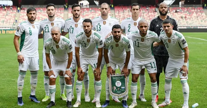 Algeria national team pose prior to their Group E AFCON clash against Sierra Leone at Stade de Japoma in Douala (Photo by CHARLY TRIBALLEAU / AFP) (Photo by CHARLY TRIBALLEAU/AFP via Getty Images)