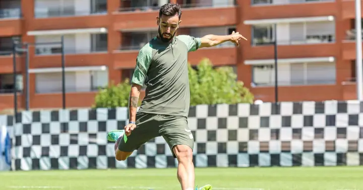 Manchester United Star Bruno Fernandes Spotted Training with Different Club Ahead of New Season