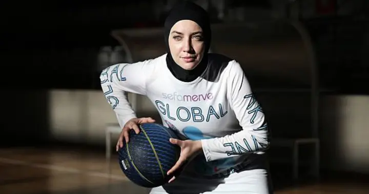  female Muslim basketball players