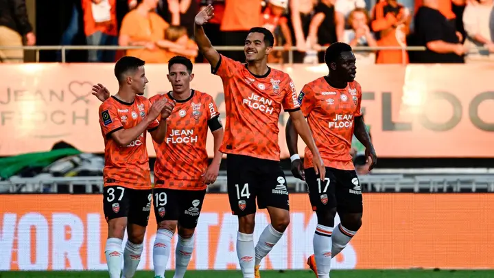 Football (soccer) teams who play in orange colour jerseys